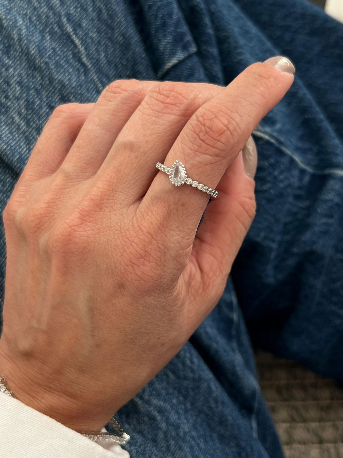 Anel Gota com Zircônia Cristal em Banho de Ródio Branco