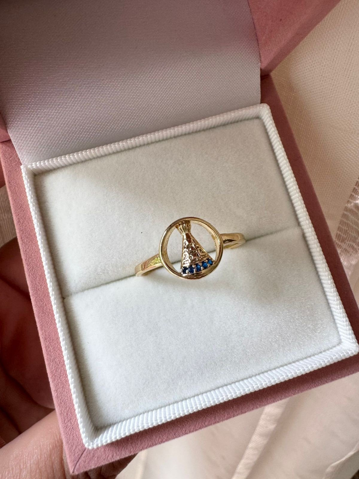 Anel Nossa Senhora Aparecida com Zircônia Azul em Banho de Ouro