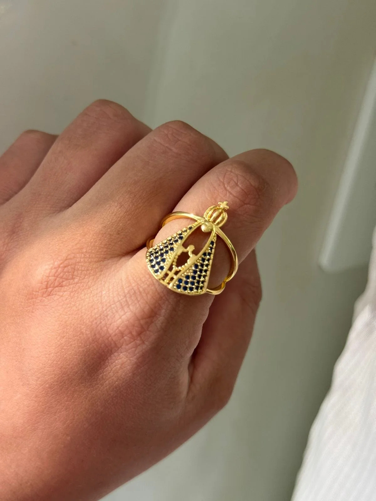 Anel Nossa Senhora Aparecida com Zircônia Azul em Banho de Ouro