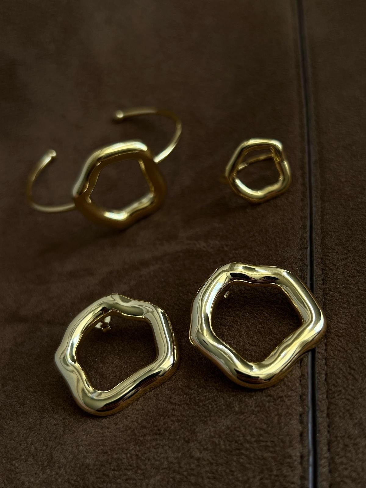 Anel Regulável Orgânico Círculo Ondulado em Banho de Ouro