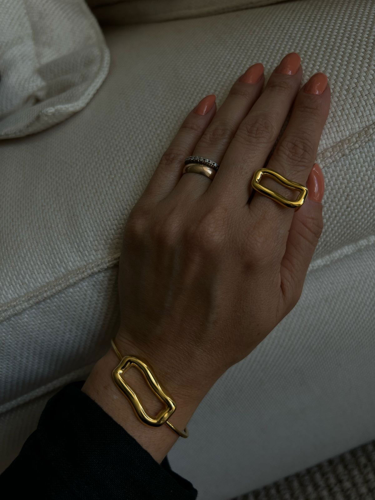 Anel Regulável Orgânico Retângulo Ondulado em Banho de Ouro