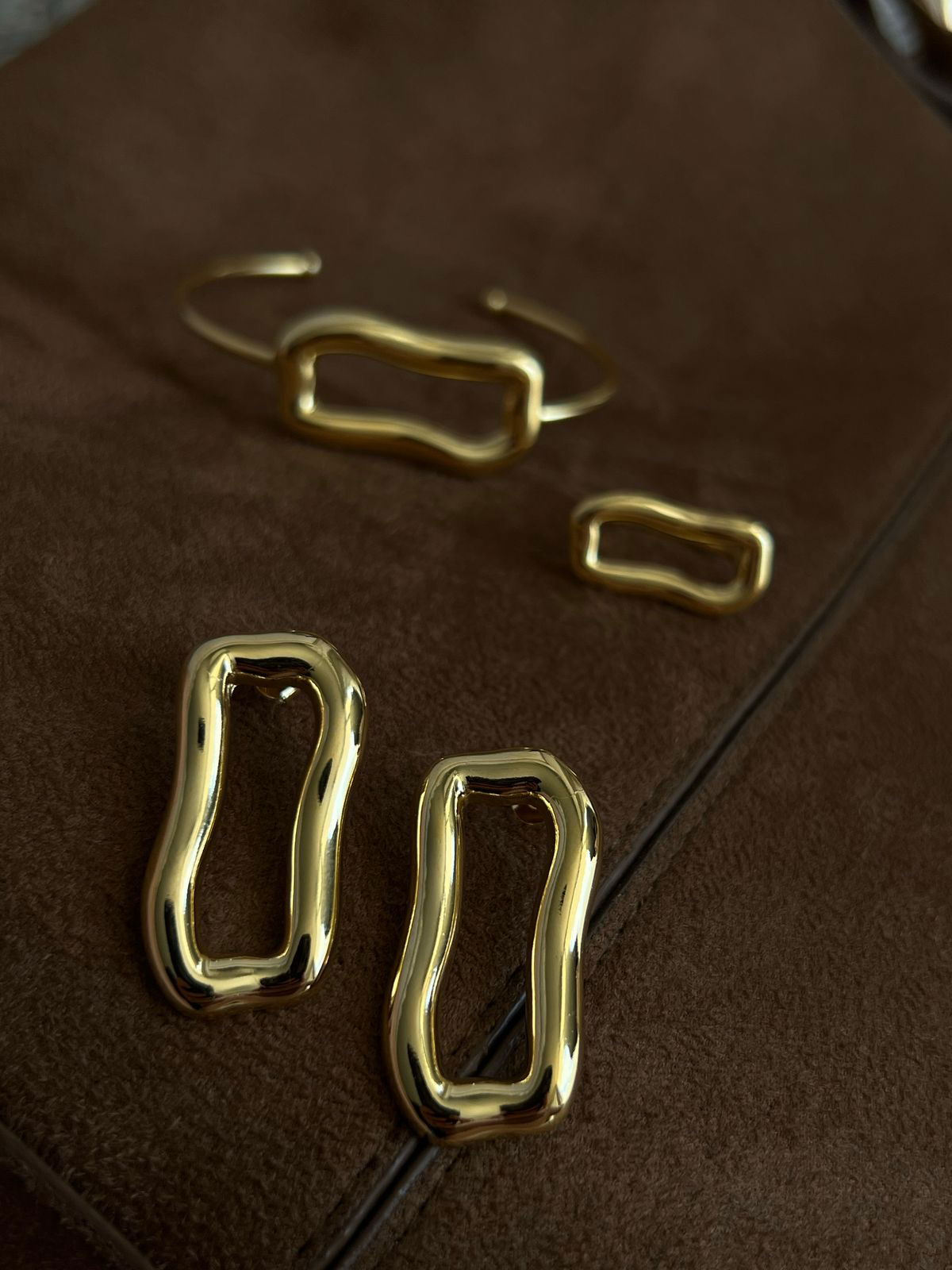 Anel Regulável Orgânico Retângulo Ondulado em Banho de Ouro