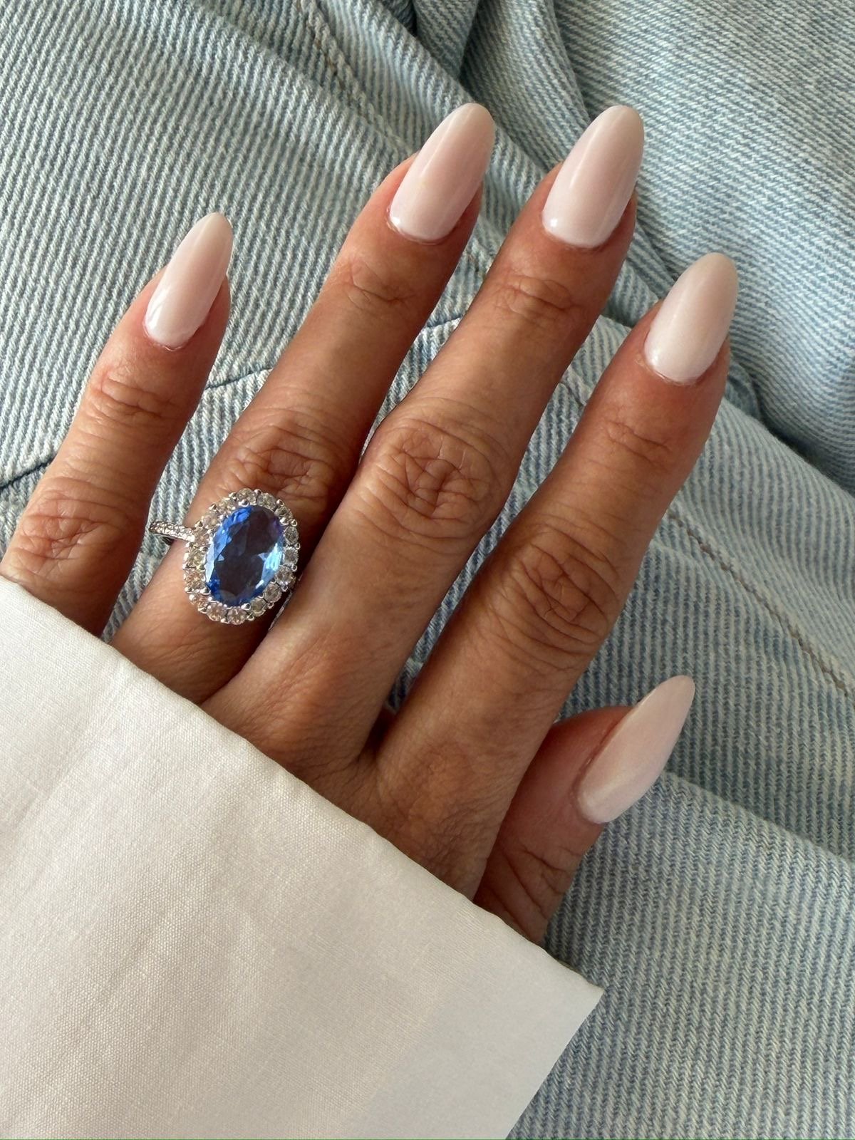 Anel Oval com Zircônia Cristal e Azul em Banho de Ródio Branco