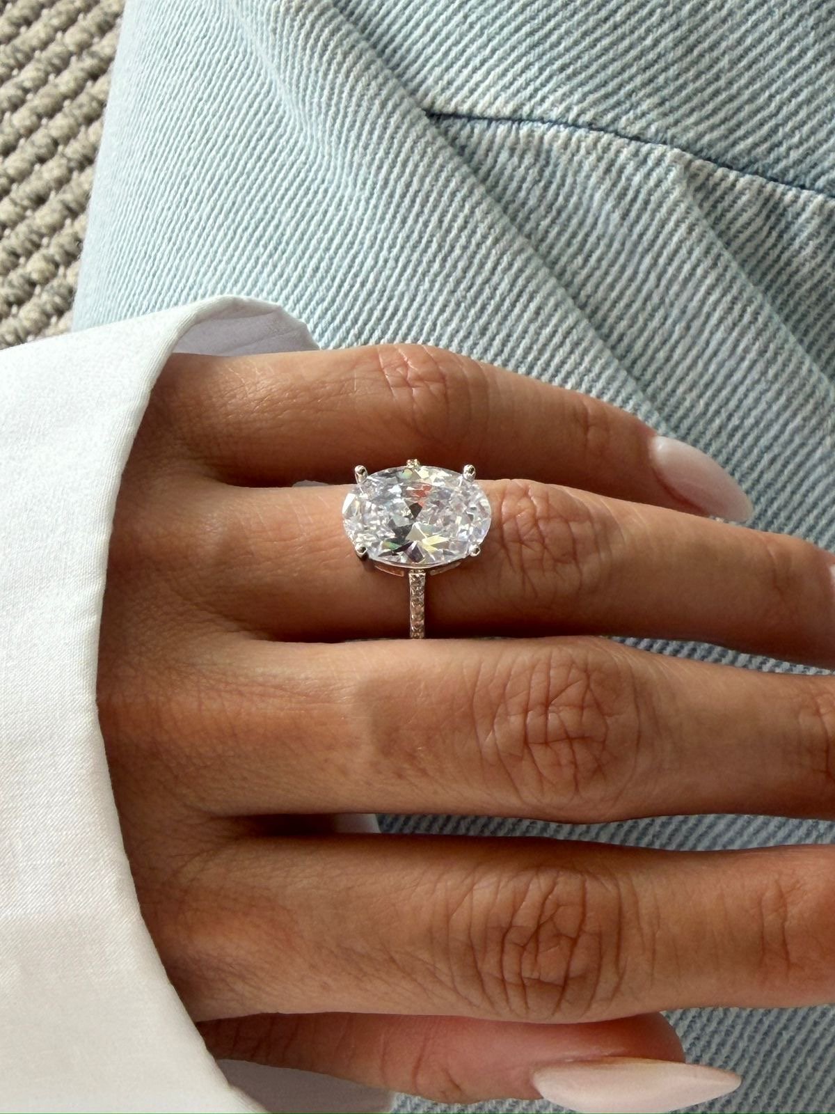 Anel Oval com Zircônia Cristal em Banho de Ródio Branco