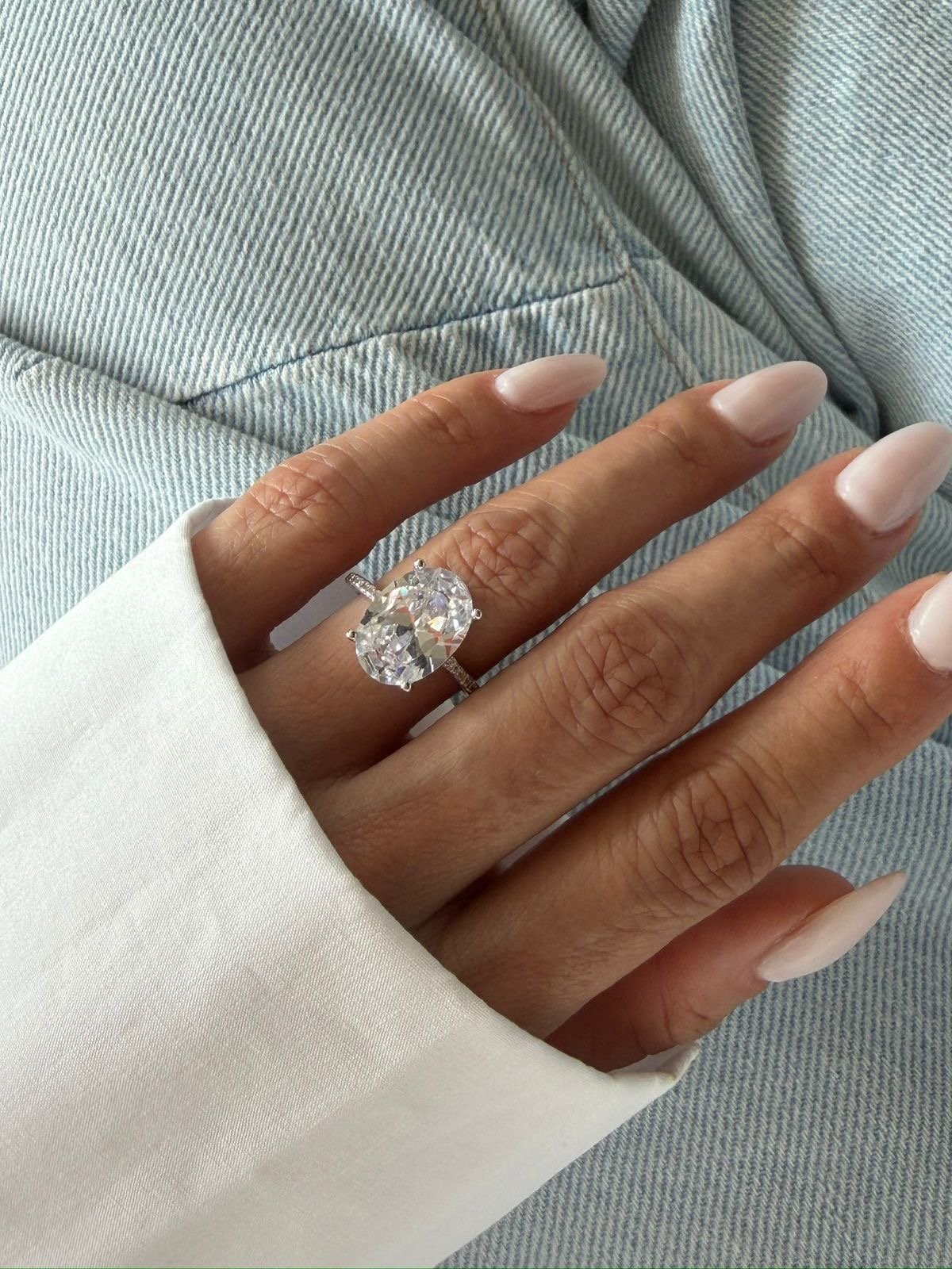 Anel Oval com Zircônia Cristal em Banho de Ródio Branco