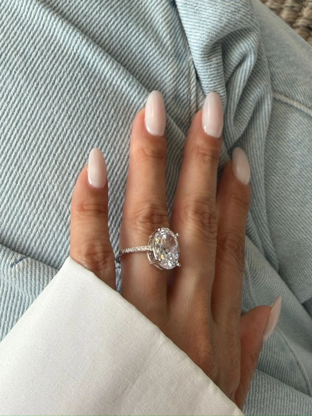 Anel Oval com Zircônia Cristal em Banho de Ródio Branco