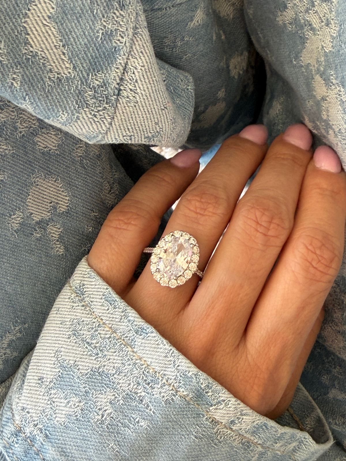 Anel Oval com Zircônia Cristal em Banho de Ródio Branco