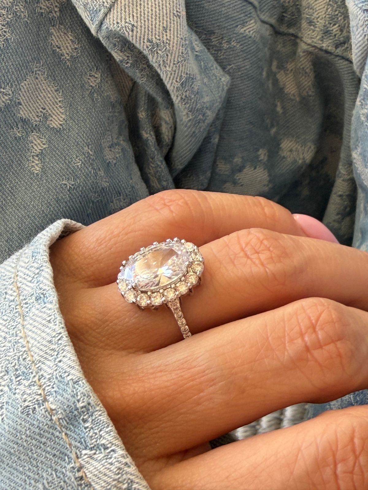 Anel Oval com Zircônia Cristal em Banho de Ródio Branco