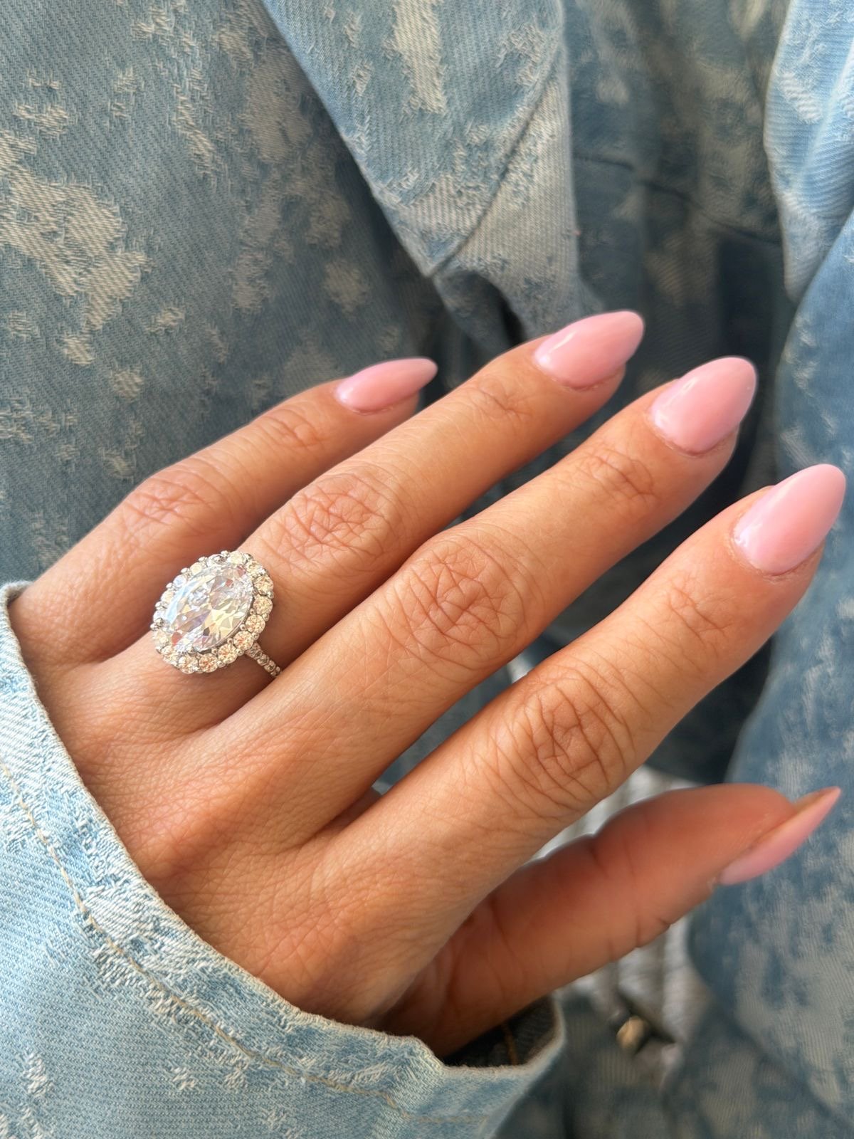 Anel Oval com Zircônia Cristal em Banho de Ródio Branco
