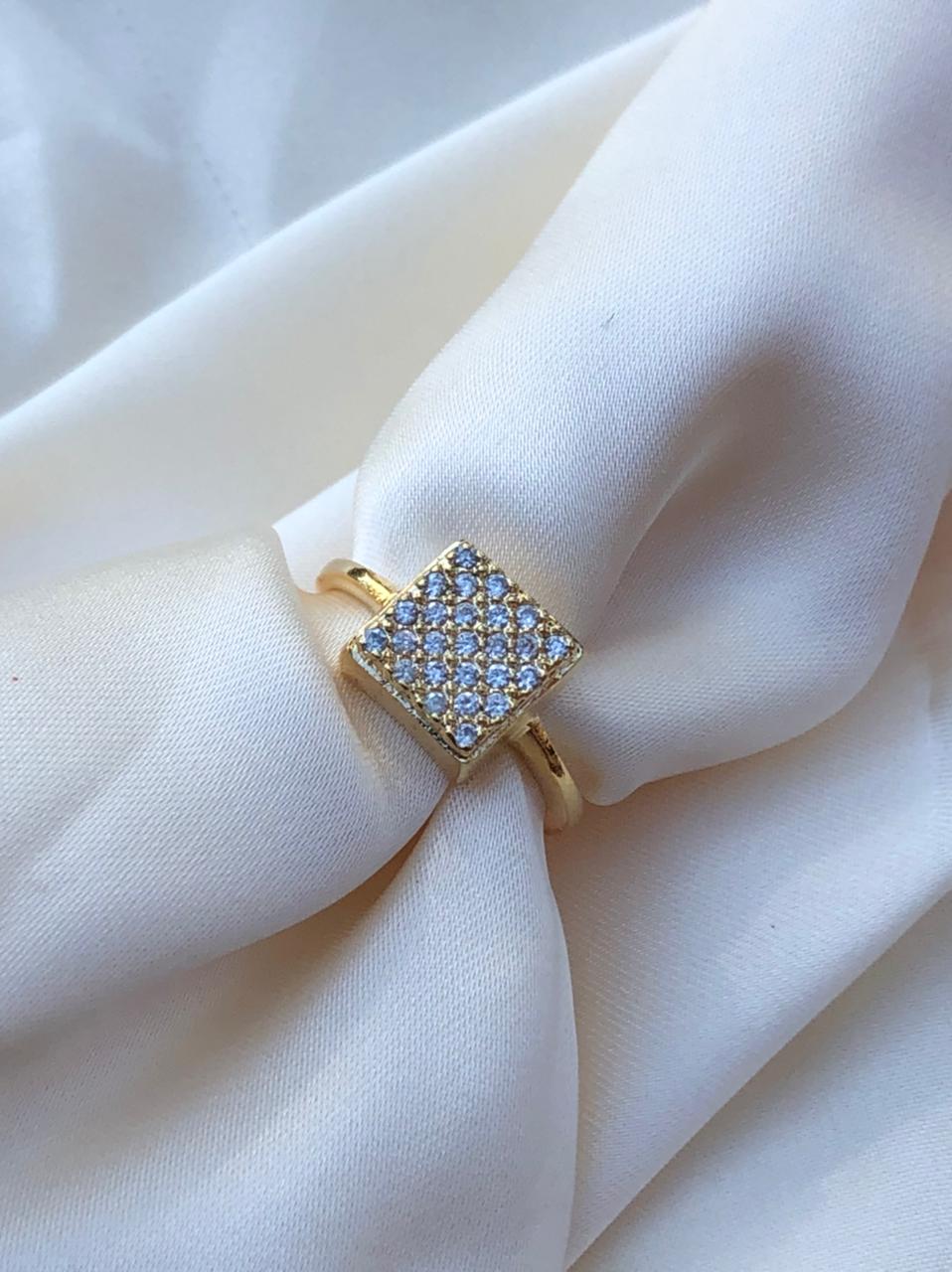 Anel Quadrado com Micro Zircônia em Banho de Ouro
