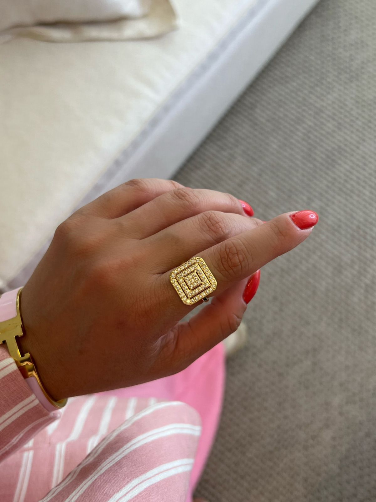 Anel Quadrado em Cima com Zircônia Cristal em Banho de Ouro