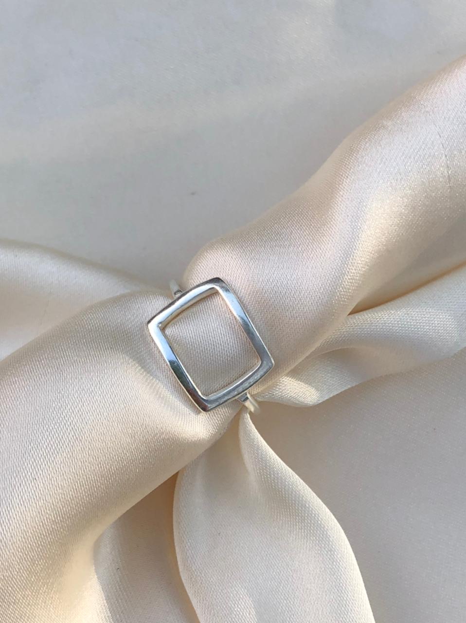 Anel Quadrado Vazado P950