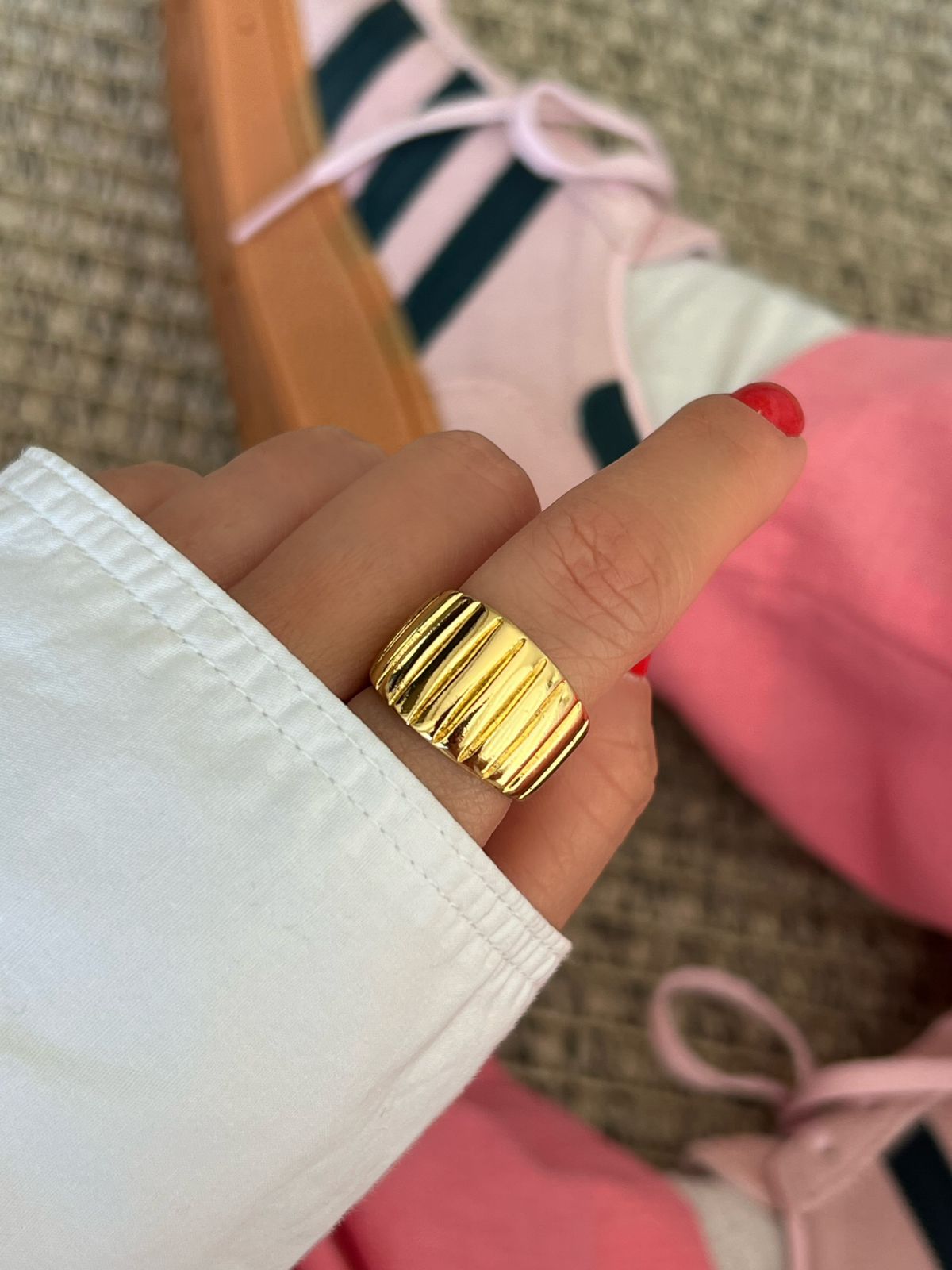 Anel Regulável Largo com Detalhes em Banho de Ouro