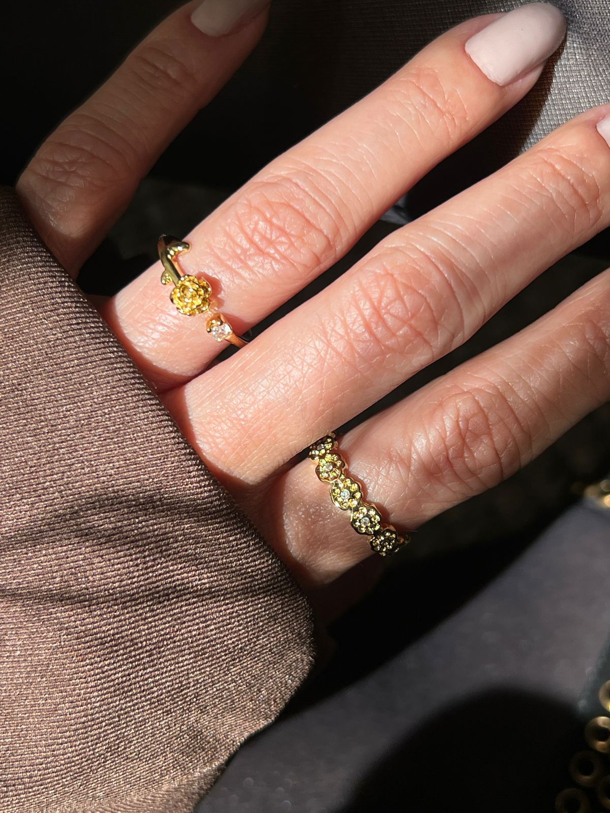 Anel Regulável Mini Flores com Zircônia Cristal em Banho de Ouro