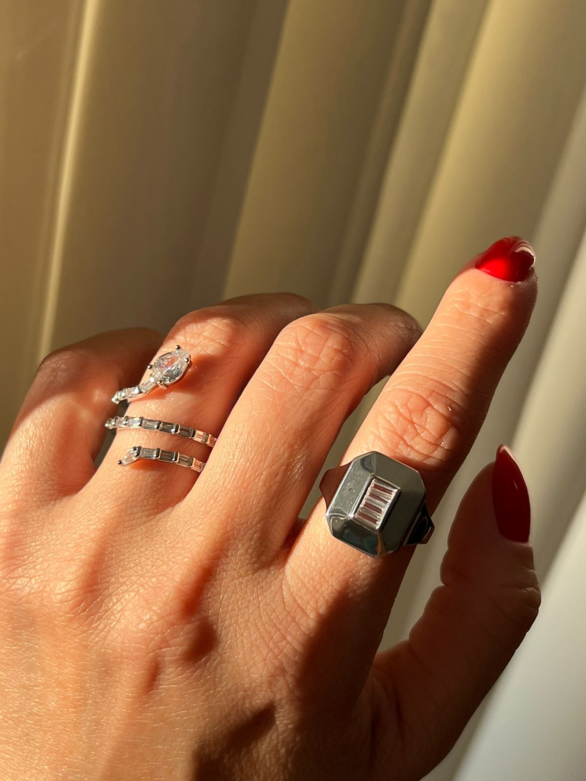 Anel Retângulo com Zircônia Cristal em Banho de Ródio Branco