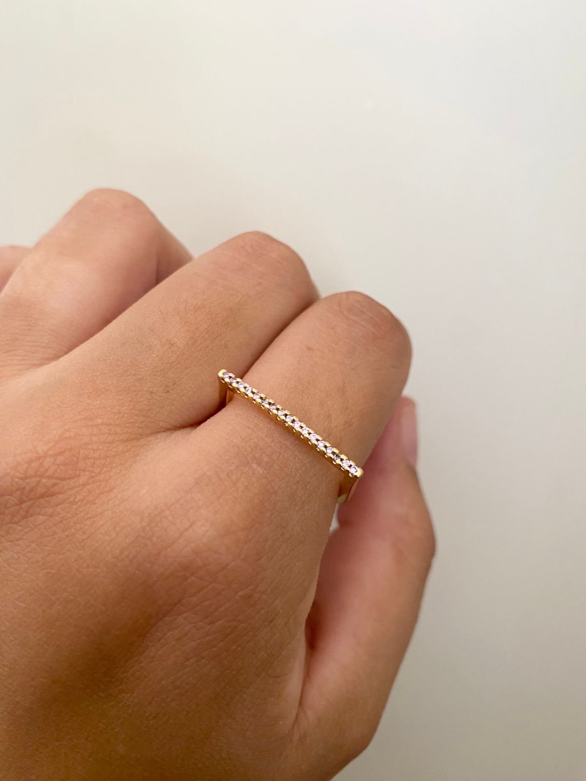 Anel Reto em Cima com Zircônia Lilás em Banho de Ouro