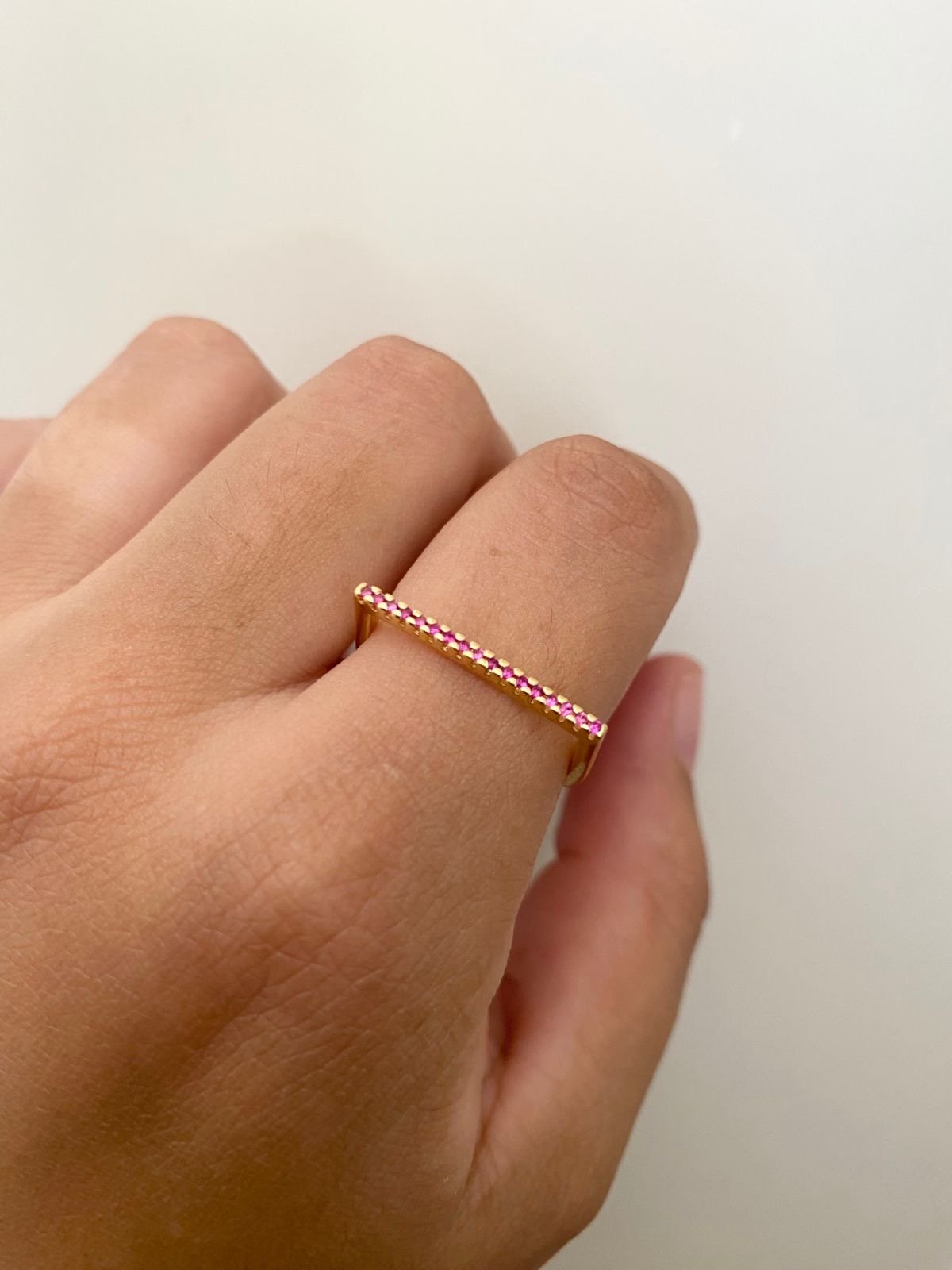 Anel Reto em Cima com Zircônia Pink em Banho de Ouro