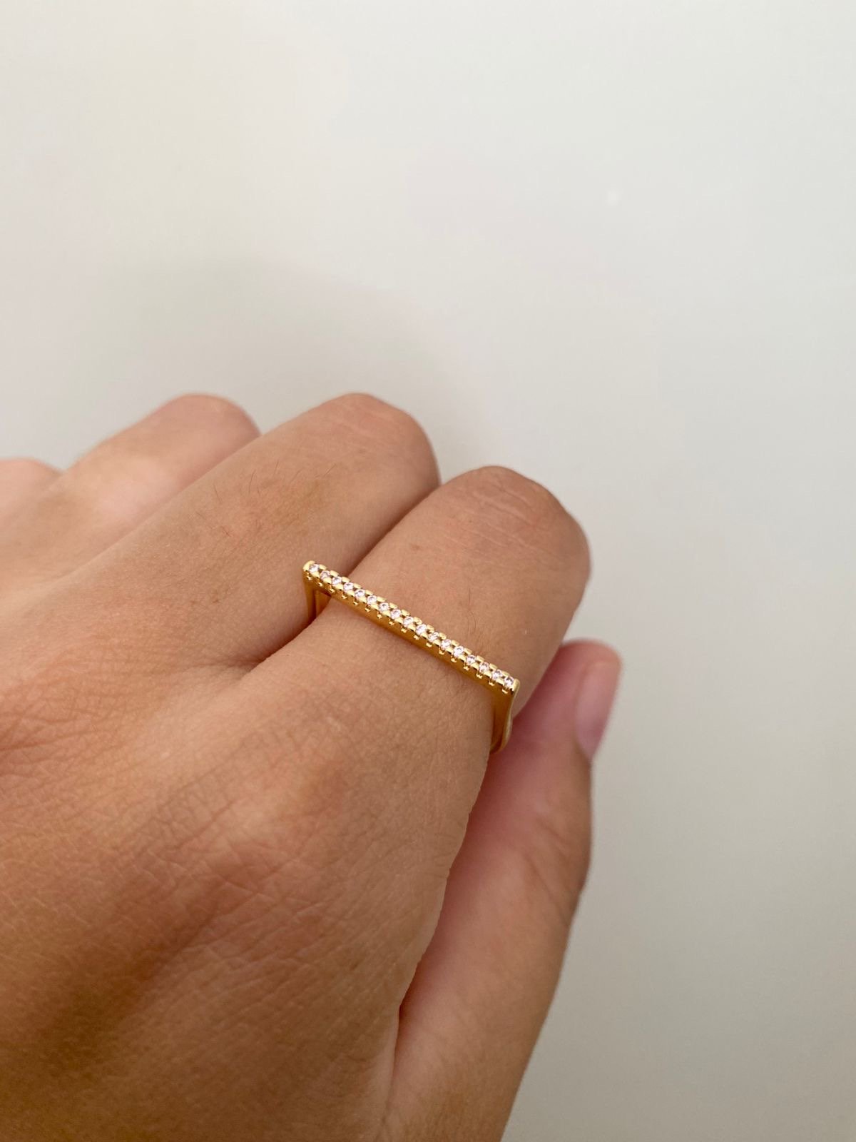 Anel Reto em Cima com Zircônia Rosa Claro em Banho de Ouro