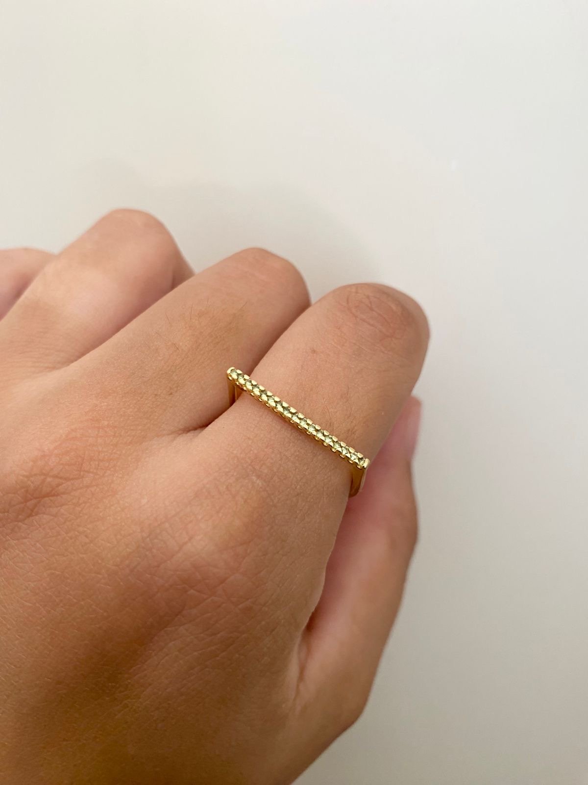 Anel Reto em Cima com Zircônia Verde Claro em Banho de Ouro