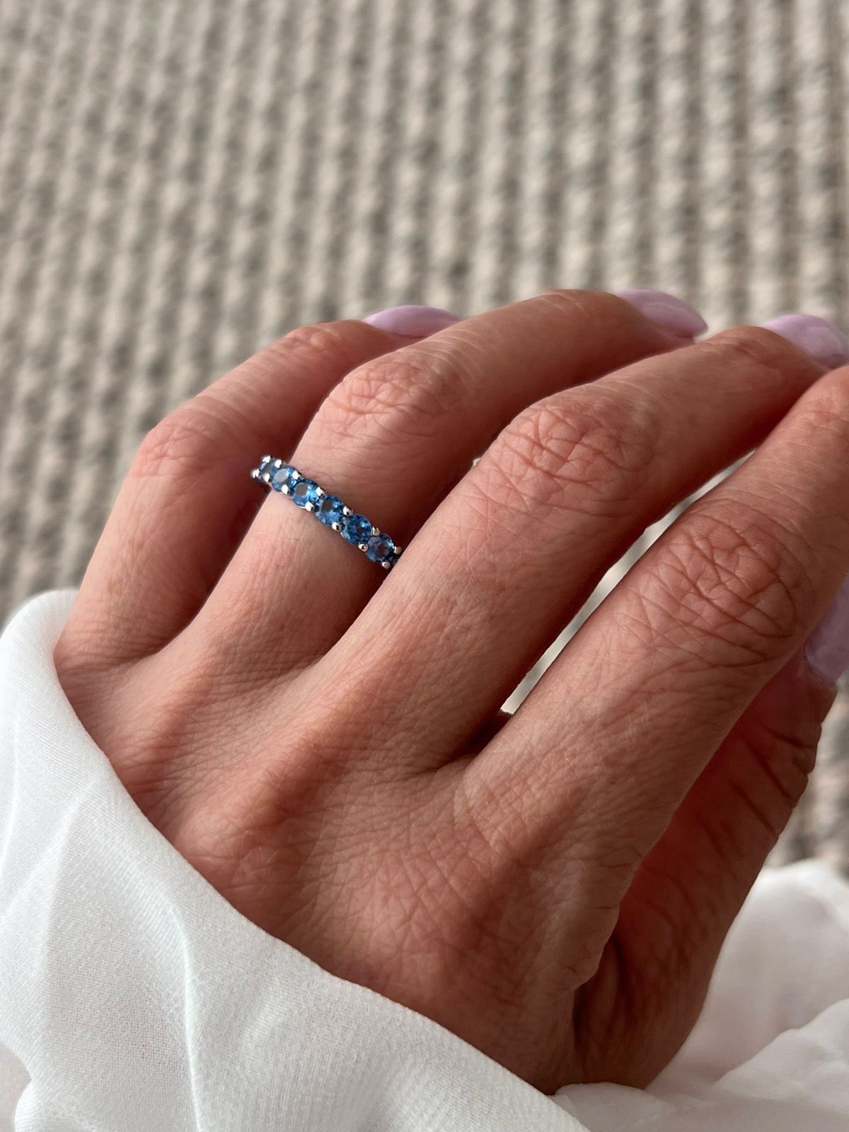 Anel Roliço com Zircônia Azul em Banho de Ródio Branco