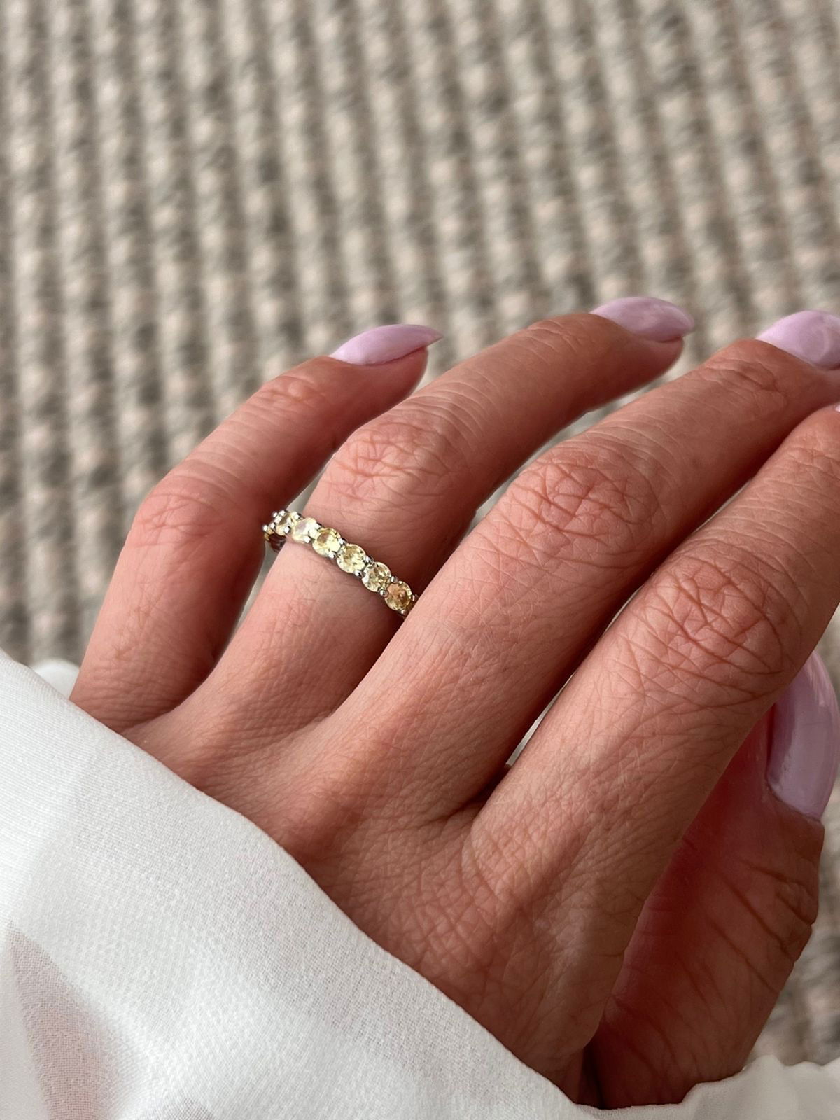 Anel Roliço com Zircônia Citrino em Banho de Ródio Branco