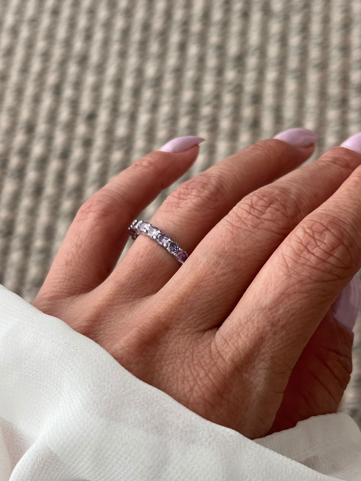 Anel Roliço com Zircônia Lilás em Banho de Ródio Branco