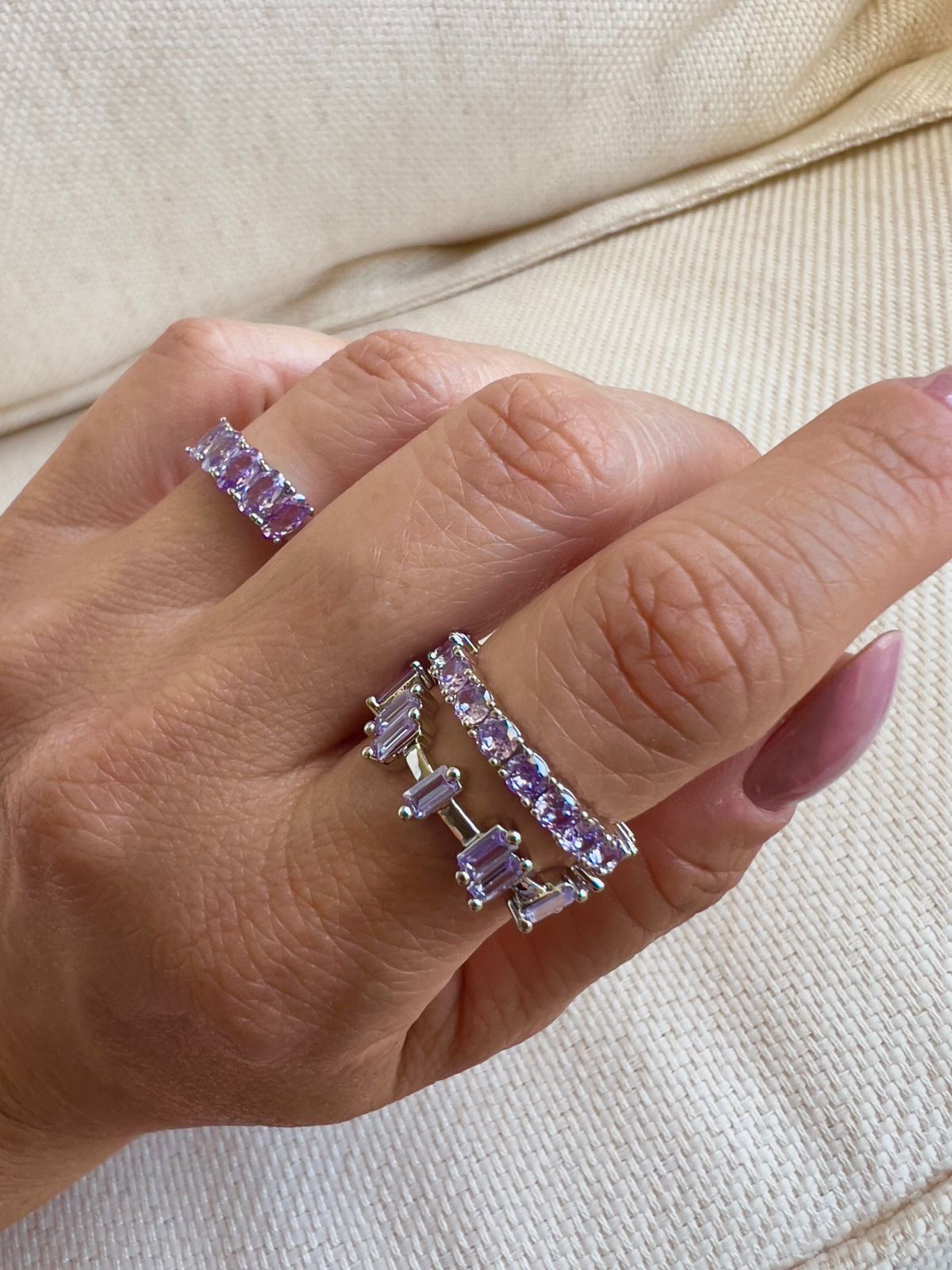 Anel Roliço com Zircônia Lilás em Banho de Ródio Branco