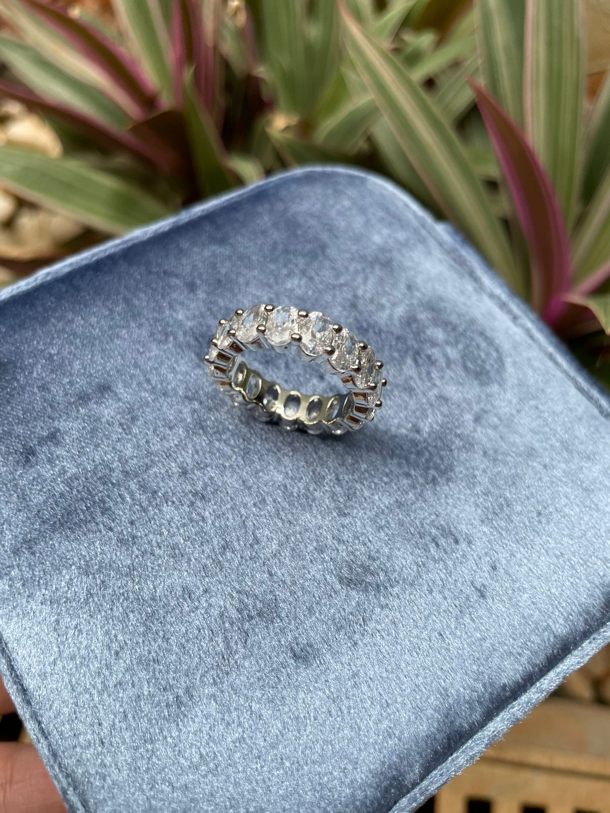 Anel Roliço com Zircônia Oval Cristal em Banho de Ródio Branco