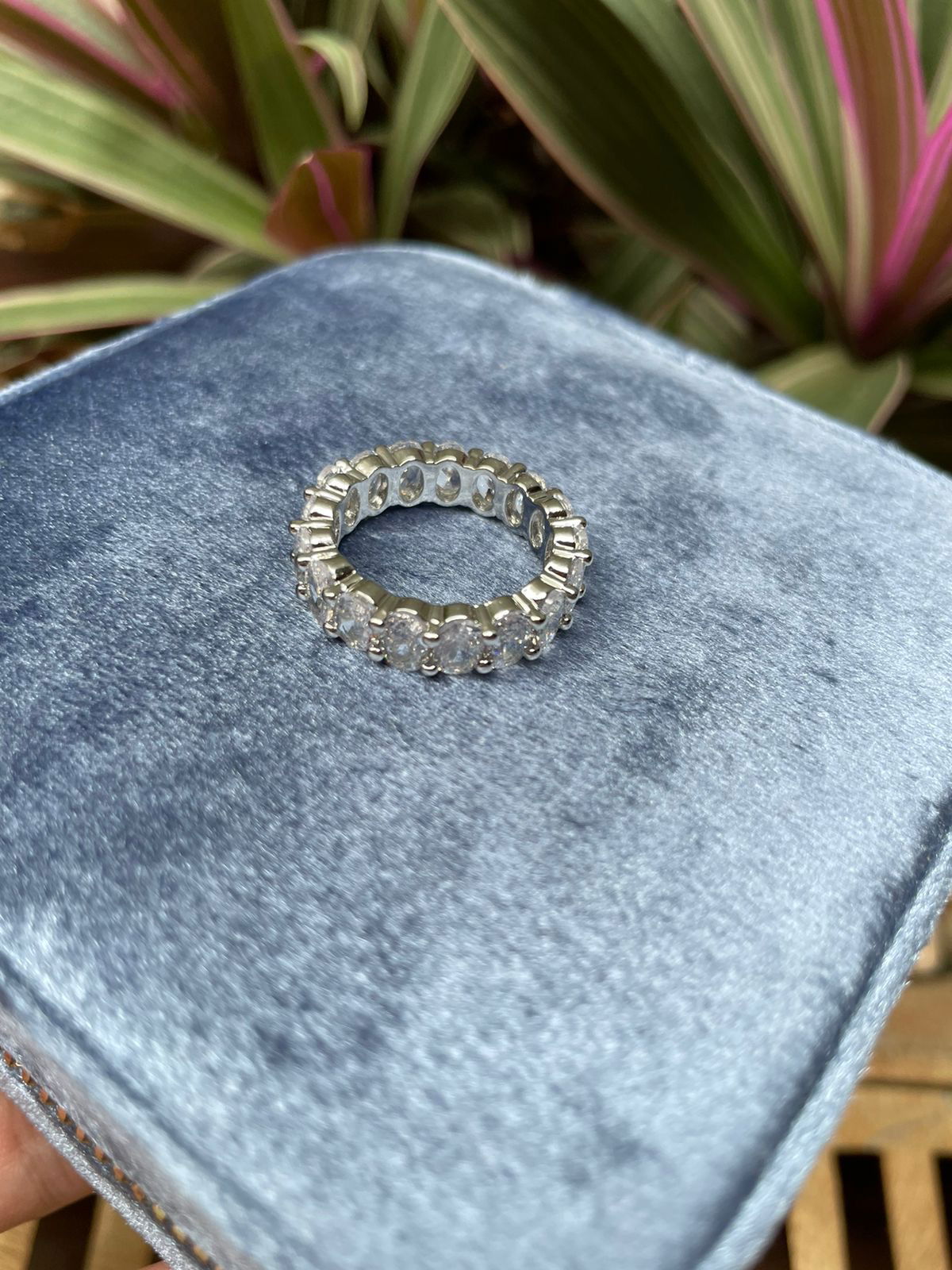 Anel Roliço com Zircônia Oval Cristal em Banho de Ródio Branco