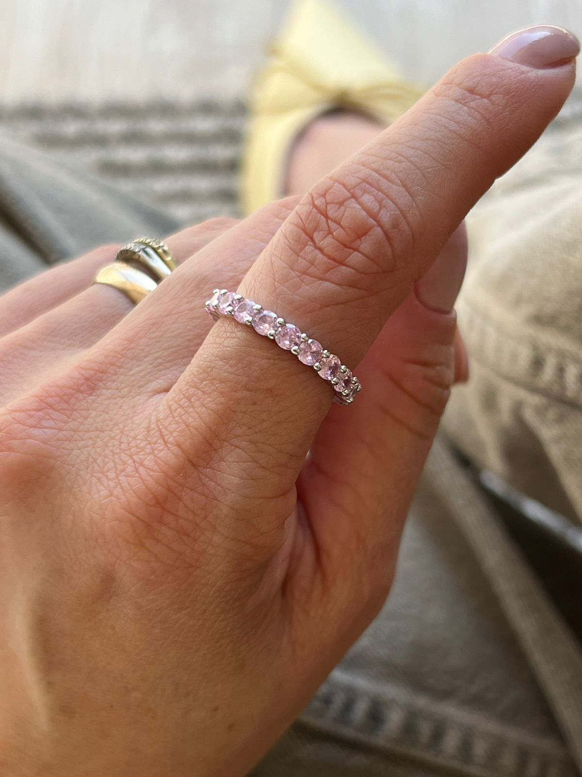 Anel Roliço com Zircônia Rosa Claro em Banho de Ródio Branco