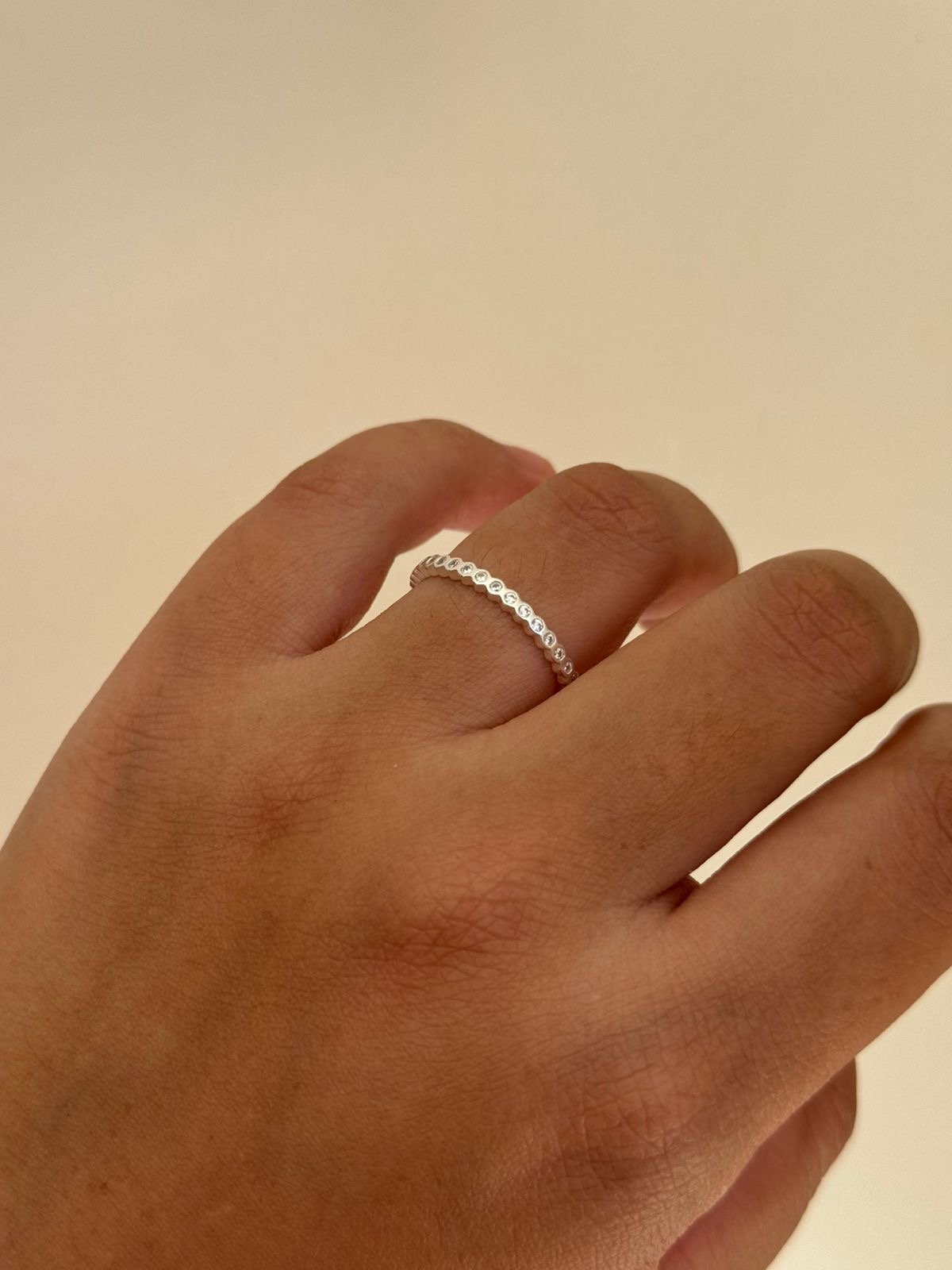 Anel Roliço Fino com Zircônia Cristal em Prata 950