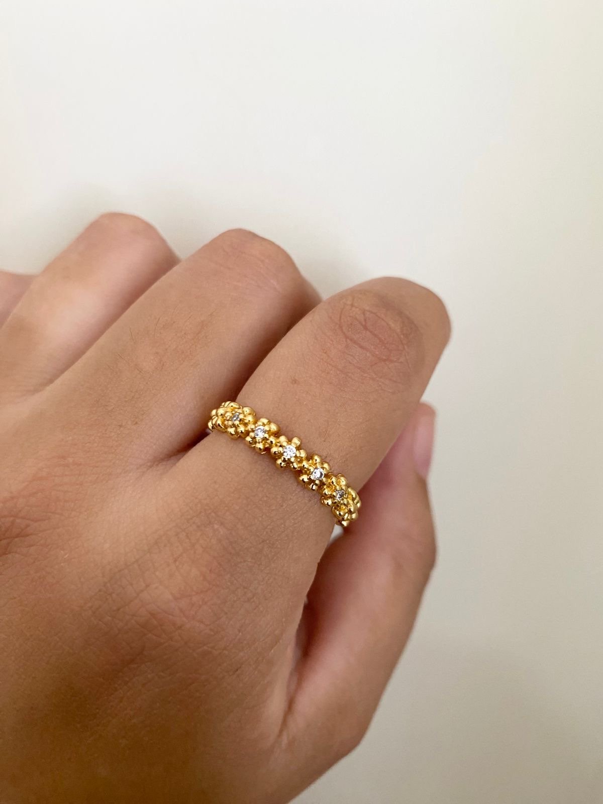 Anel Roliço Mini Flor com 5 Zirconia em Banho de Ouro