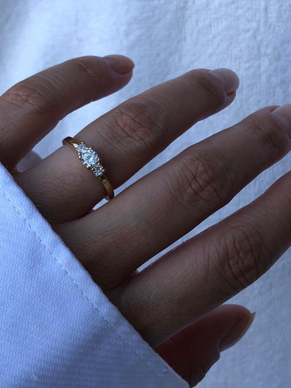 Anel Solitário com 3 Zircônia em Banho de Ouro