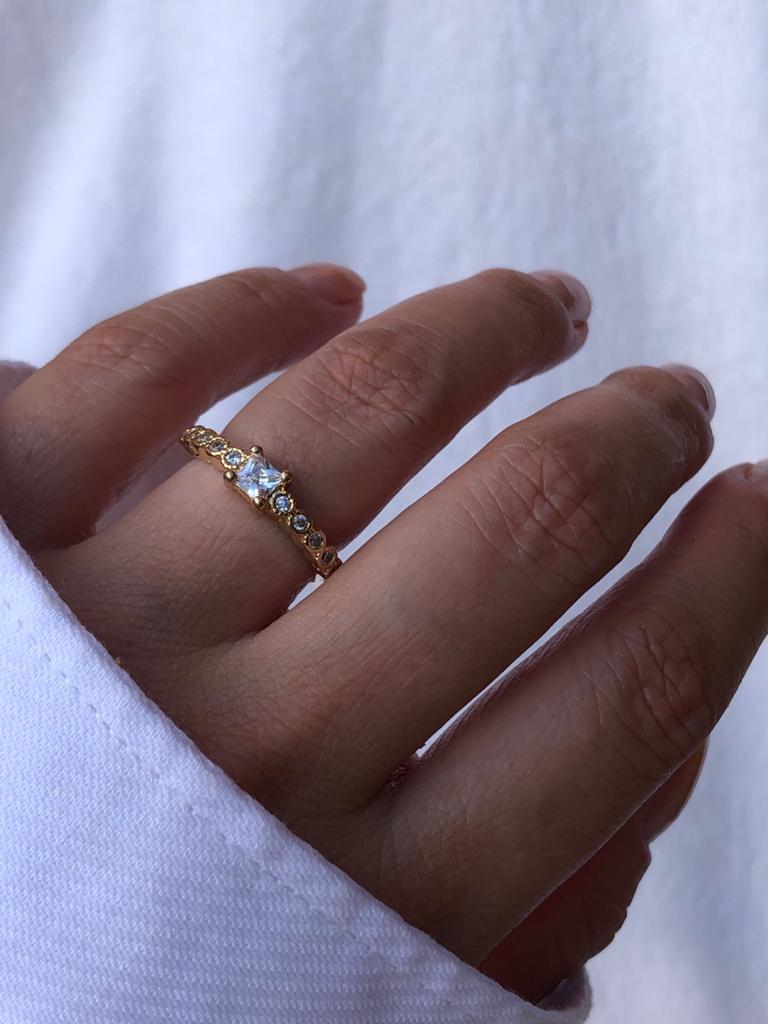 Anel Solitário com Carrê em Banho de Ouro