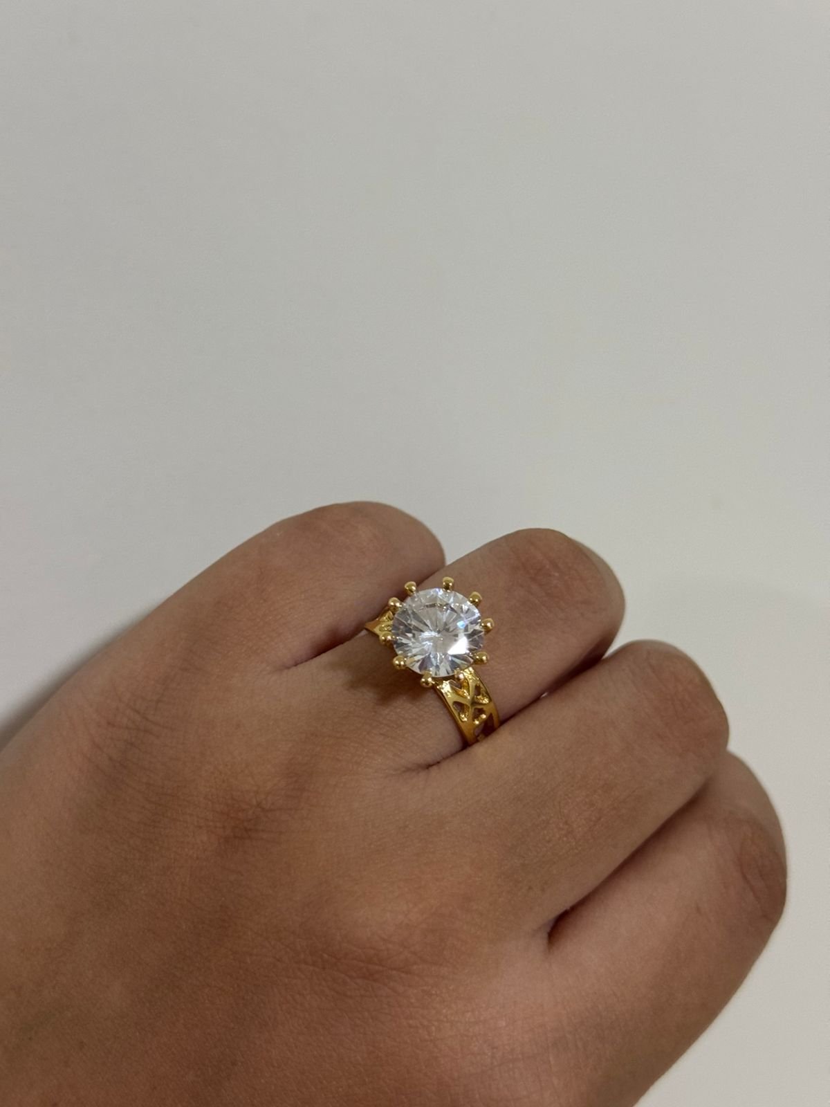 Anel Solitário com Detalhes e Zircônia 10mm em Banho de Ouro
