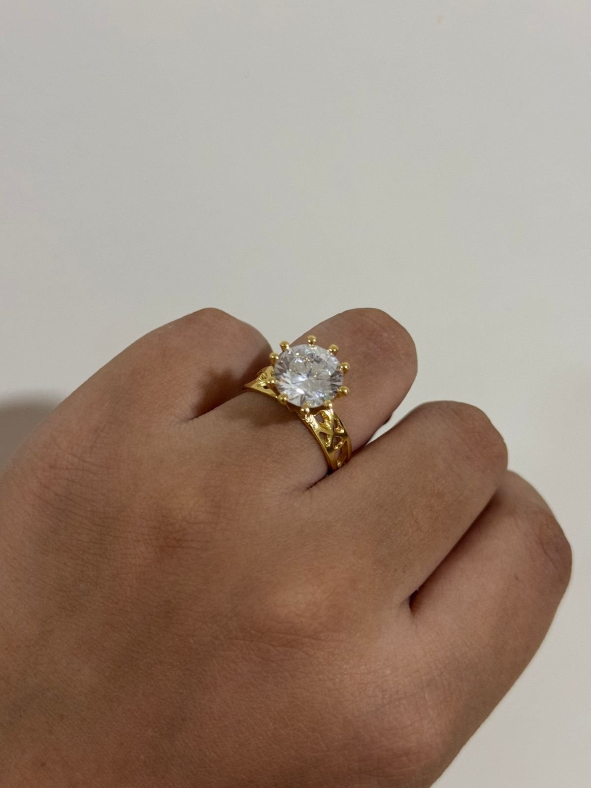 Anel Solitário com Detalhes e Zircônia 10mm em Banho de Ouro