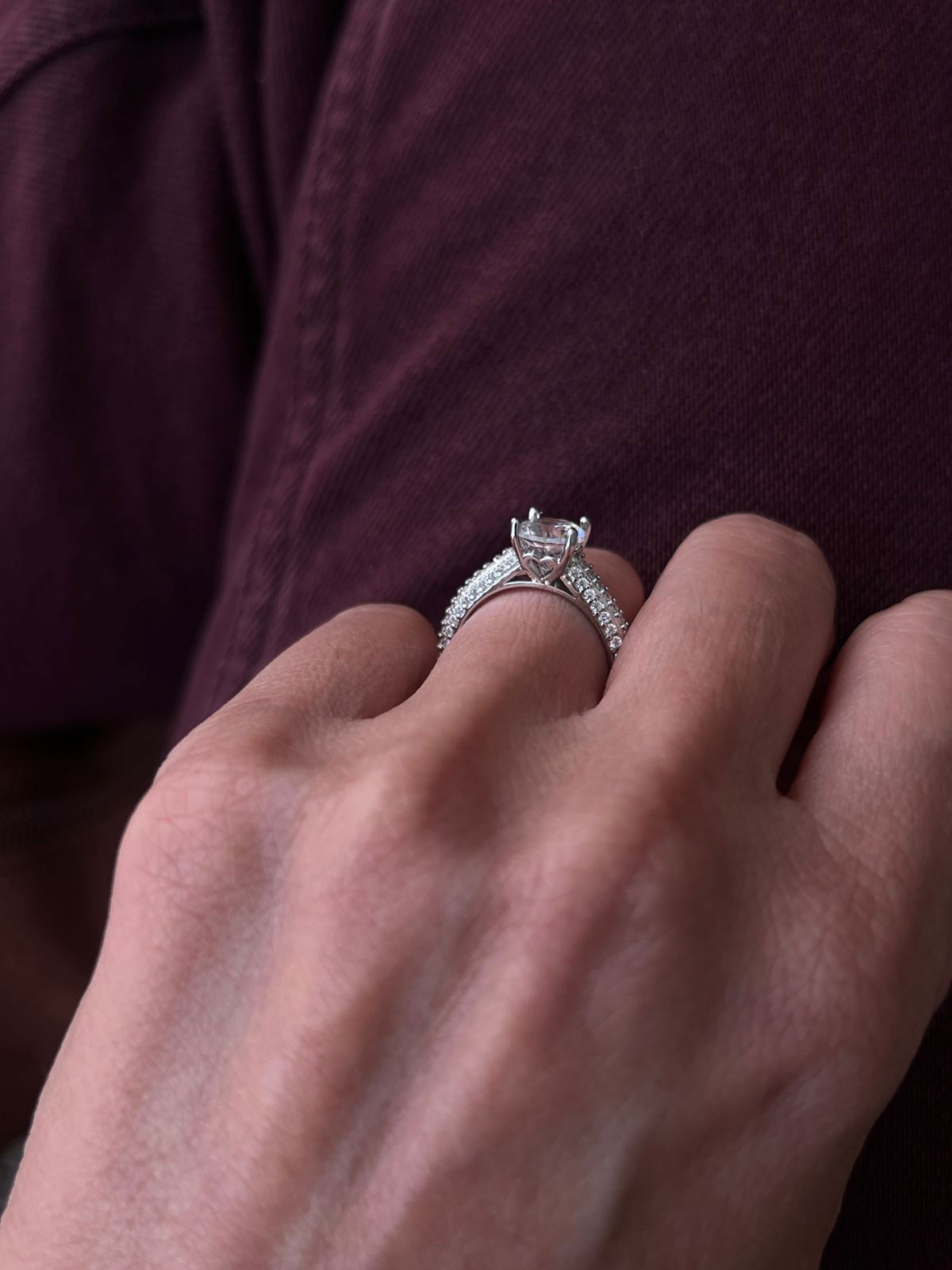 Anel Solitário com Detalhes e Zircônia Cristal 6mm em Banho de Ródio Branco