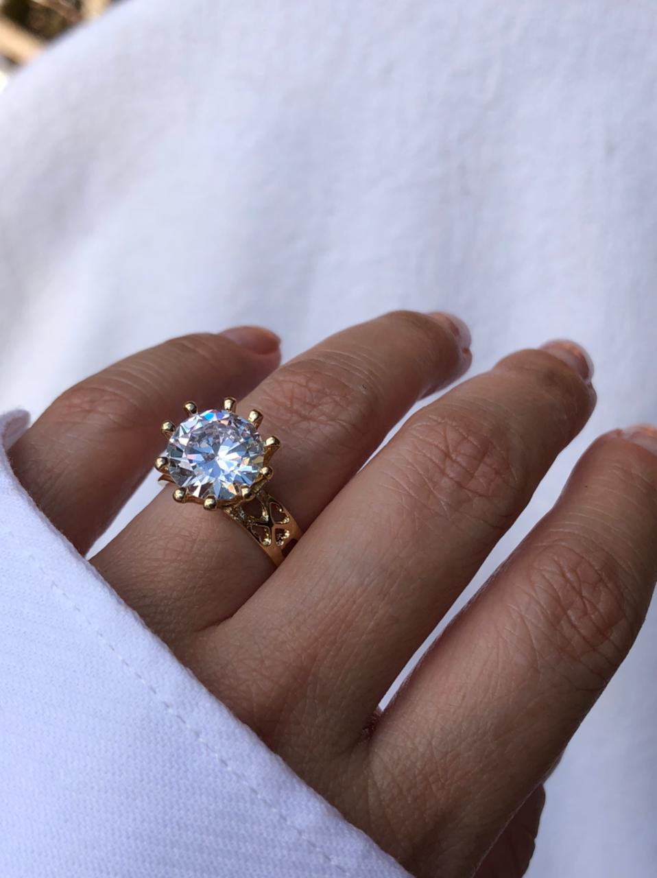 Anel Solitário com Detalhes no aro em Banho de Ouro