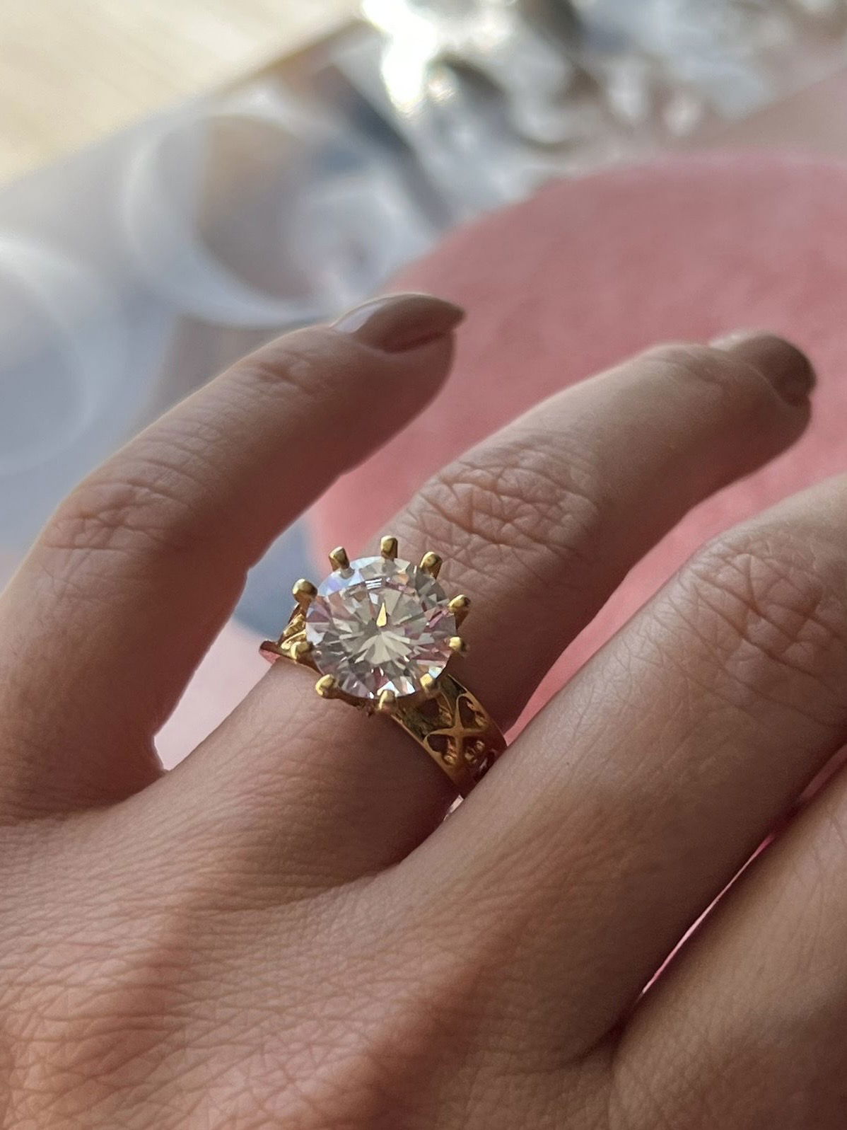 Anel Solitário com Detalhes no aro em Banho de Ouro