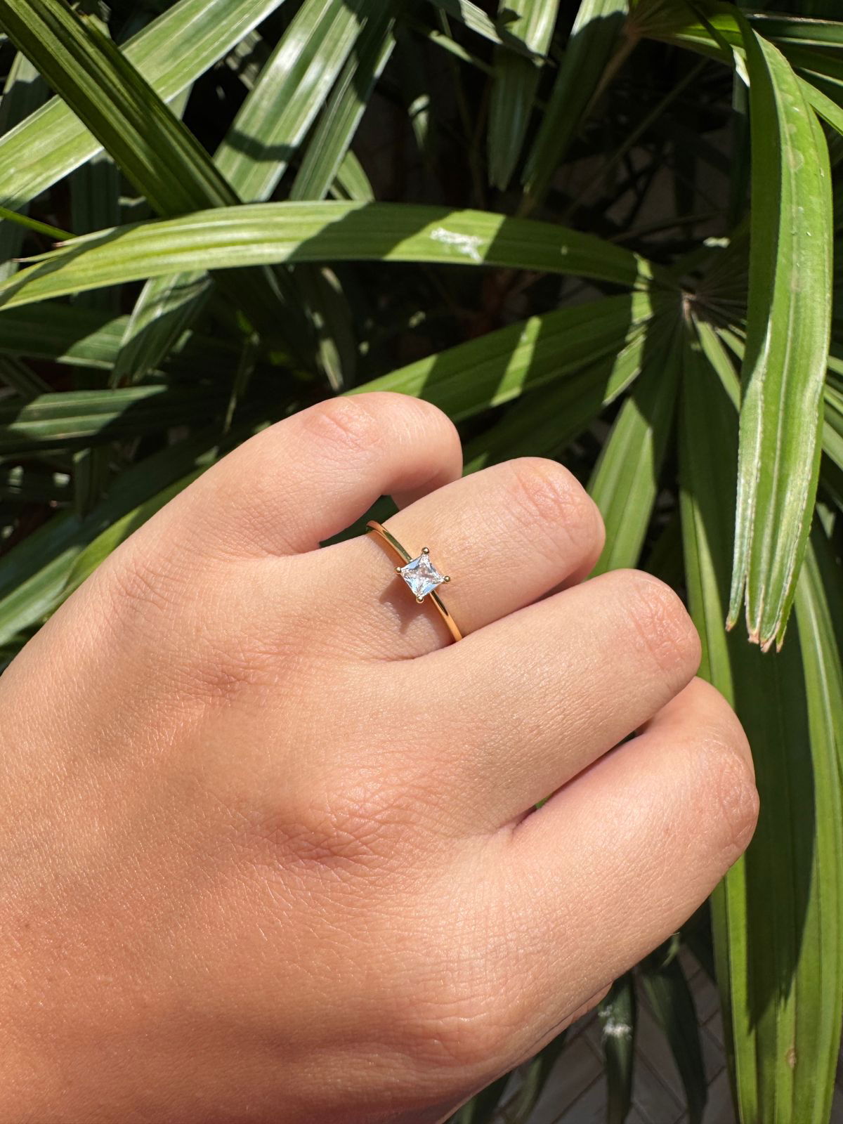 Anel Solitário com Zircônia Carrê Cristal em Banho de Ouro