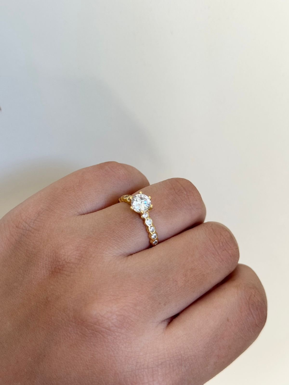 Anel Solitário com Zircônia Cristal 6mm em Banho de Ouro