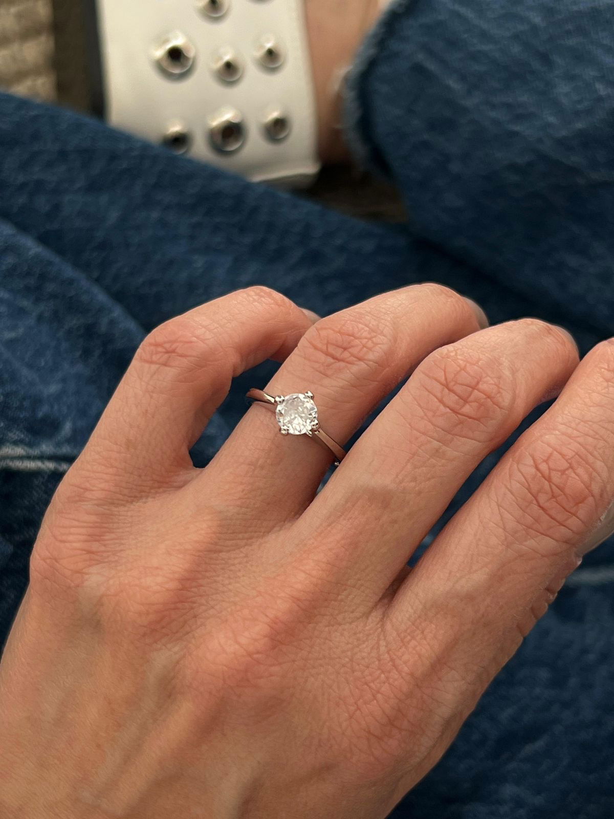Anel Solitário com Zircônia Cristal 6mm em Banho de Ródio Branco