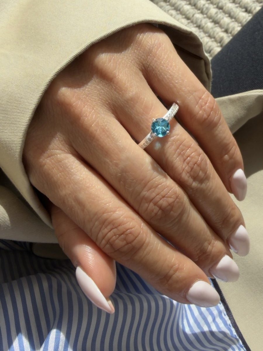 Anel Solitário com Zircônia Cristal e Azul em Prata 950