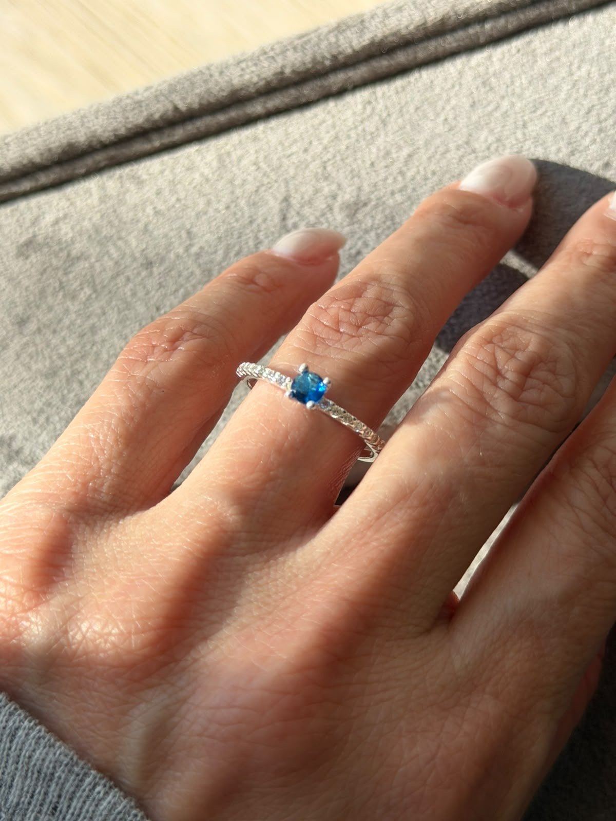 Anel Solitário com Zircônia Cristal e Azul em Prata 950