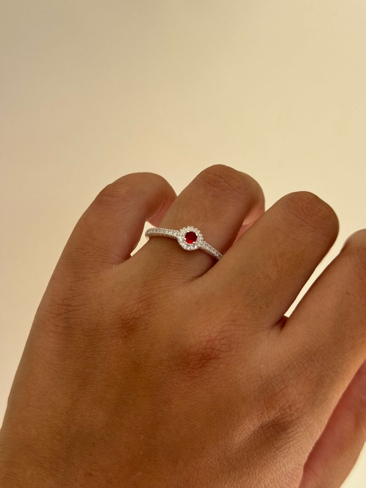 Anel Solitário com Zircônia Cristal e Rubi em Prata 950