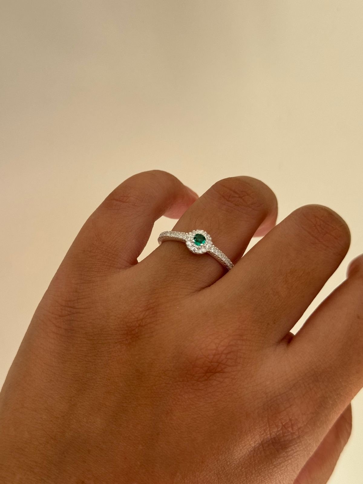 Anel Solitário com Zircônia Cristal e Verde Esmeralda em Prata 950