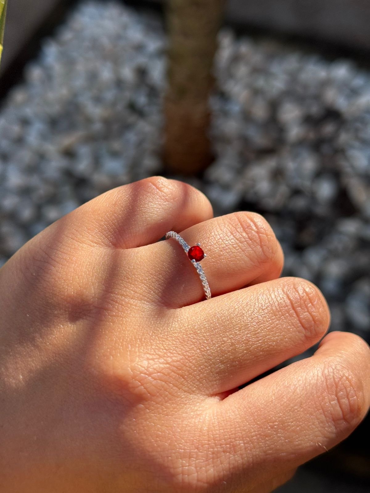 Anel Solitário com Zircônia Cristal e Vermelho em Prata 950