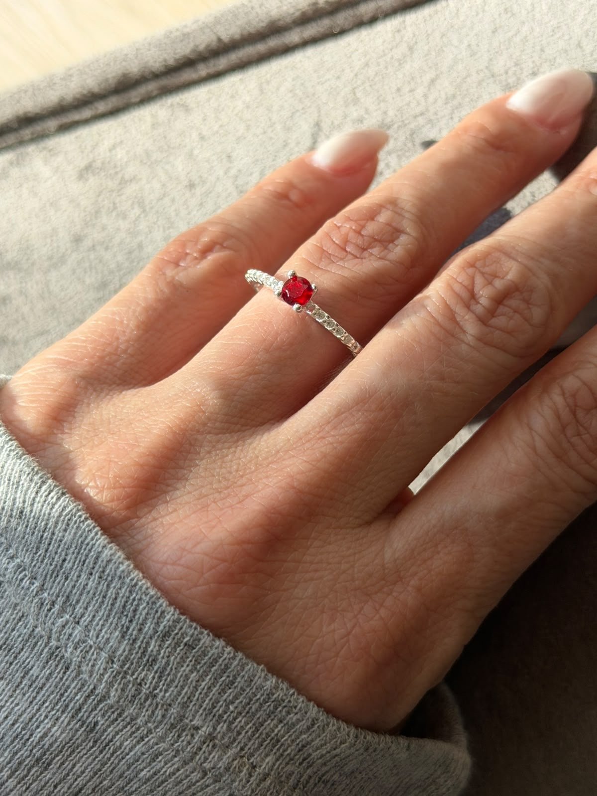 Anel Solitário com Zircônia Cristal e Vermelho em Prata 950