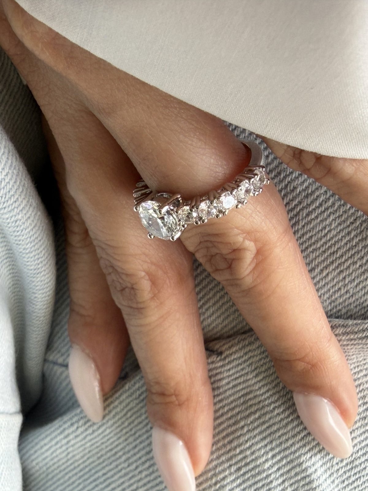 Anel Solitário com Zircônia Cristal em Banho de Ródio Branco