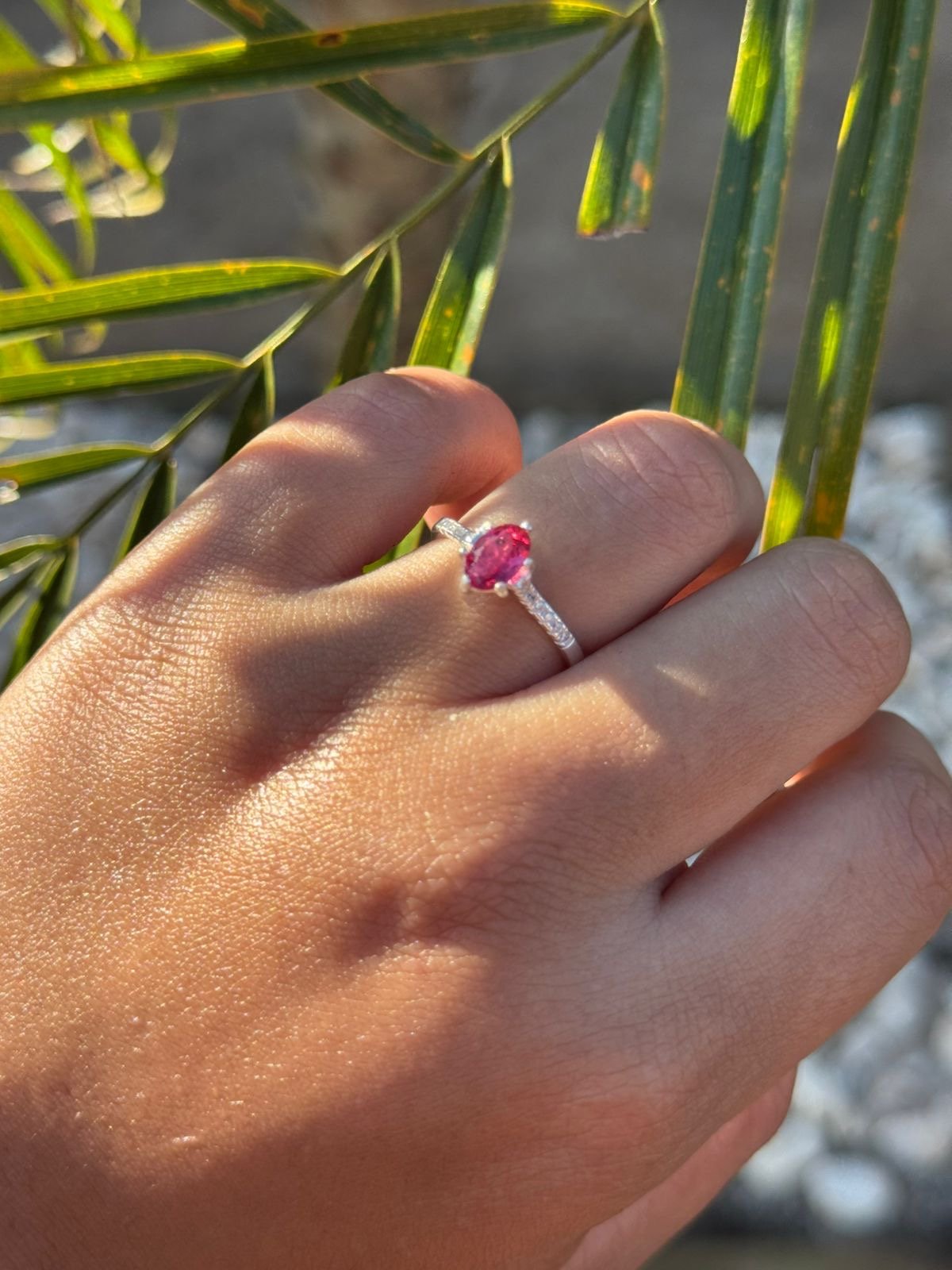 Anel Solitário com Zircônia Oval Pink em Prata 950